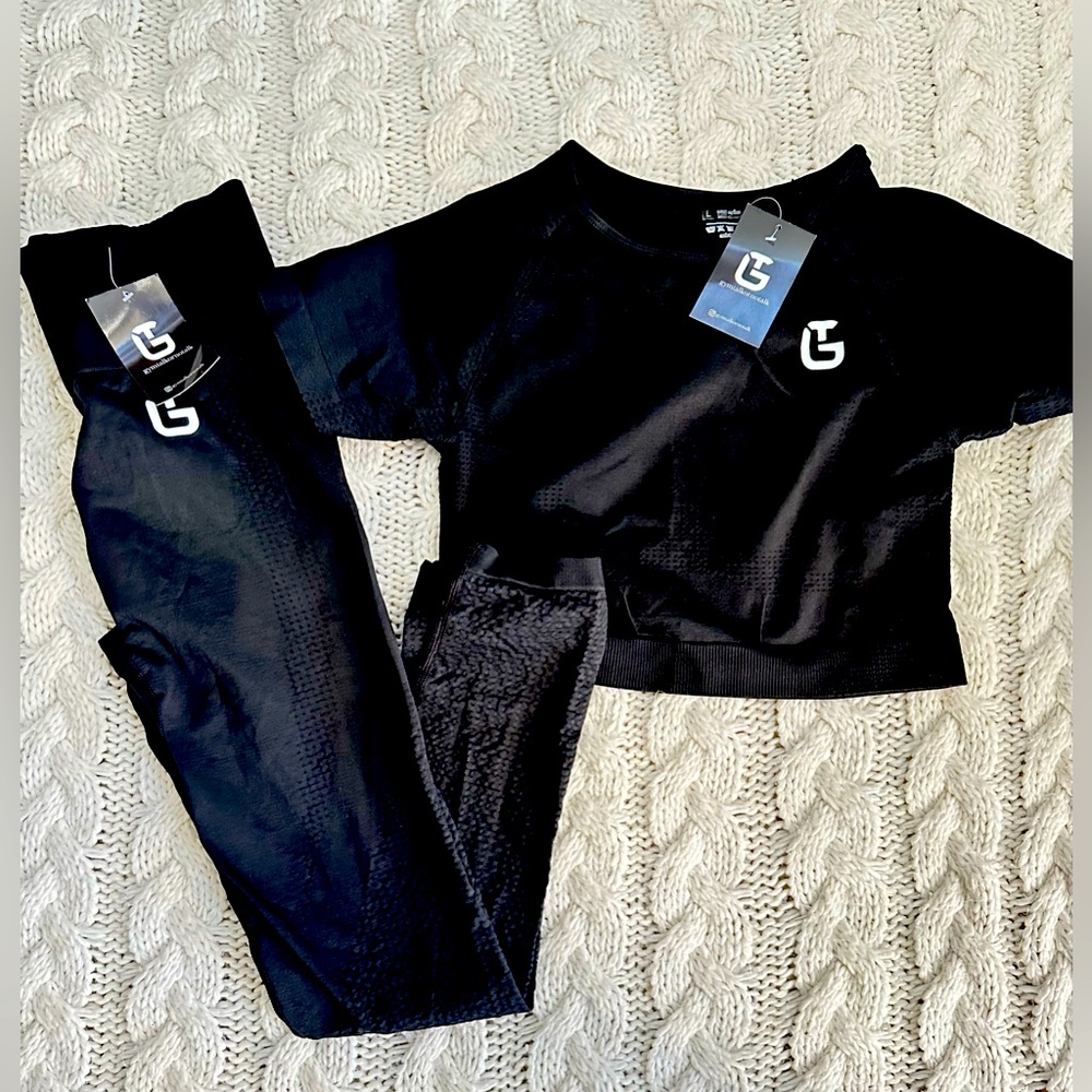 ✨GymTalk Women’s two piece athletic gym wear good/fair condition with tags.✨
